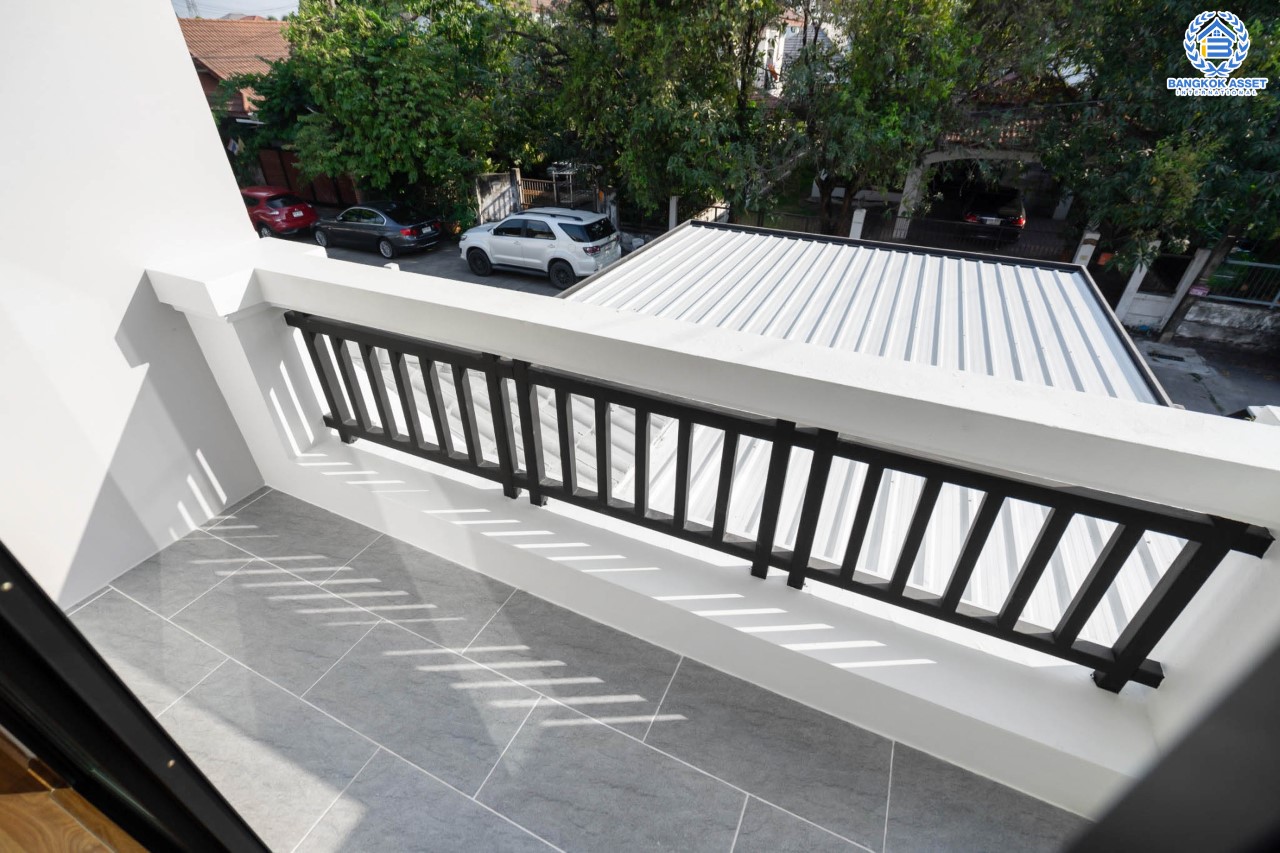 บ้านมือสองตกแต่งใหม่ ทำเลใจกลางเมือง ม.บ้านประชาชื่น ประชาชื่น-สามัคคี เนื้อที่ 63 ตร.ว. ฟังก์ชันจัดเต็ม 5 ห้องนอน 2 ห้องน้ำ 2 ที่จอดรถ บนทำเลเดินทางสะดวก เชื่อมต่อหลายเส้นทาง ใกล้เดอะมอลล์งามวงศ์วาน เซ็นทรัลแจ้งวัฒนะ ทางด่วน และรถไฟฟ้า (สายสีชมพู)